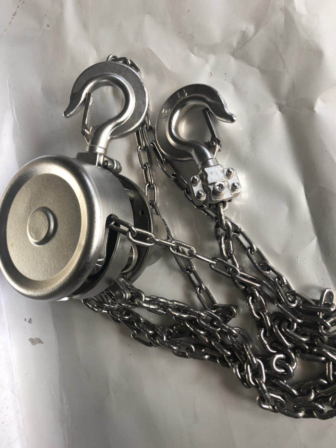 不銹鋼手拉葫蘆材質(zhì)是304嗎？化工食品污水處理廠用哪種手拉葫蘆？